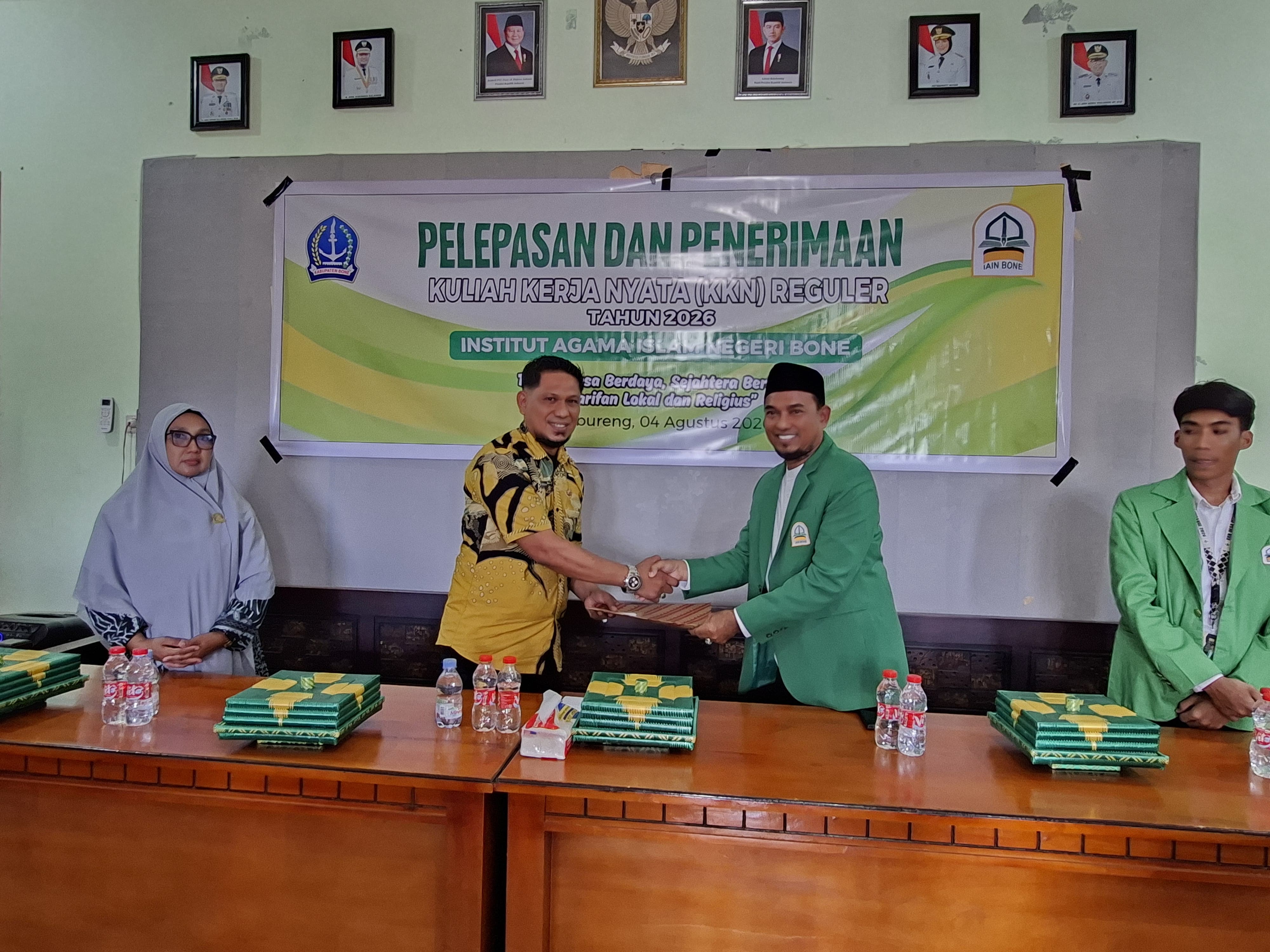 Dekan Fakultas Tarbiyah IAIN Bone Wakili Pimpinan Lepas dan Terima Mahasiswa KKN Reguler 2026 di Kecamatan Liburengn